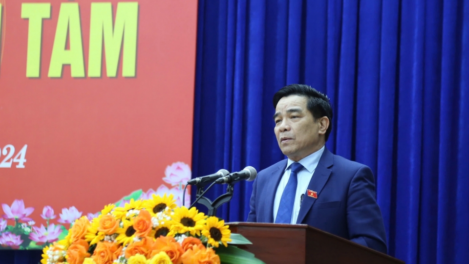 ong_le_van_dung_chu_tich_ubnd_tinh_quang_nam_phat_bieu_tai_ky_hop.jpg