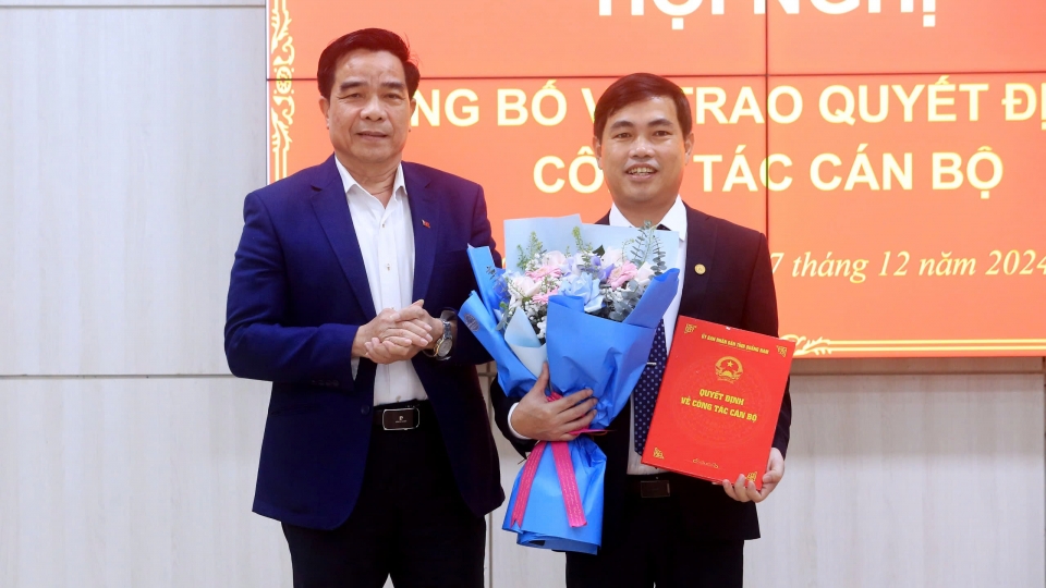 ong_le_van_dung_chu_tich_ubnd_tinh_quang_nam_trao_quyet_dinh_bo_nhiem_ong_nguyen_van_thuong_giu_chuc_vu_giam_doc_bql_dadt_cctgt_tinh.jpg