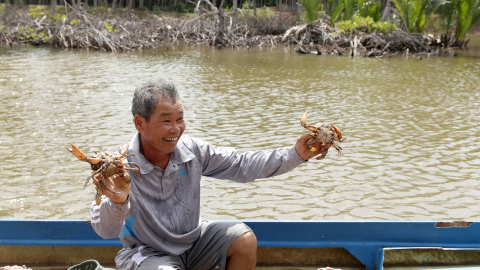 ong_nguyen_hoang_nam_voi_san_pham_cua_quang_canh_ket_hop_bao_ve_rung.jpg