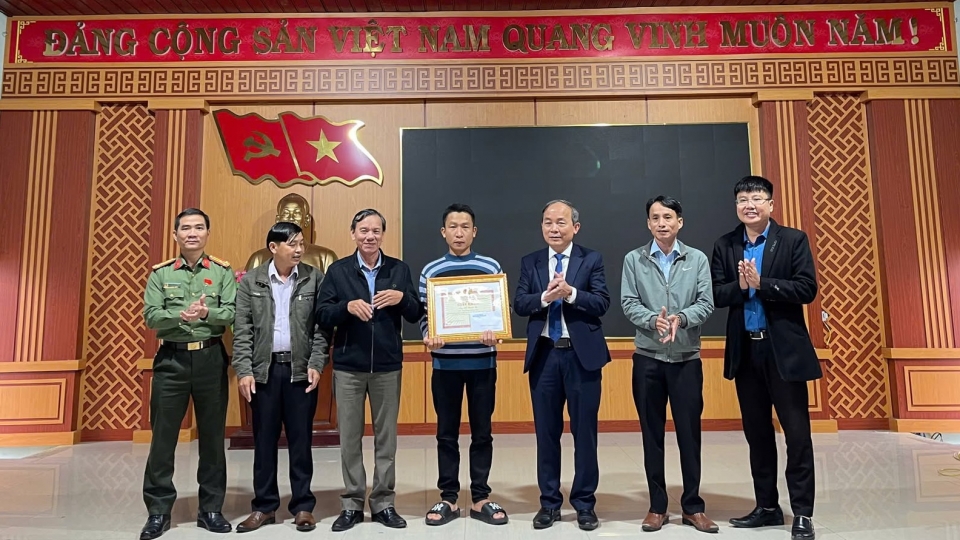 ong_phan_xuan_canh_chu_tich_ubnd_huyen_duy_xuyen_thu_3_tu_phai_sang_trao_giay_khen_tang_anh_bui_thanh_tai.jpg