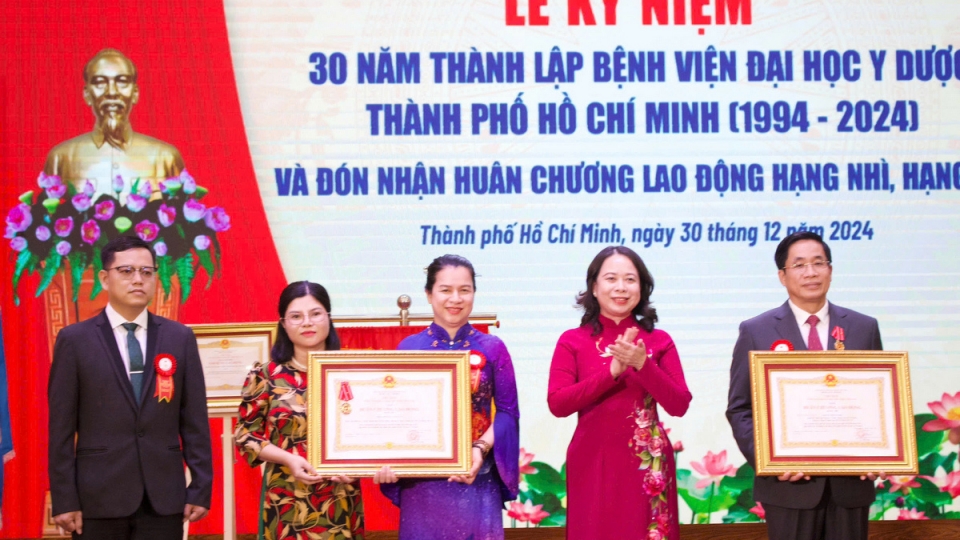 pho_chu_tich_nuoc_vo_thi_anh_xuan_tai_buoi_le_trao_tang_danh_hieu_anh_hung_lao_dong_va_ky_niem_30_nam_thanh_lap_benh_vien_dai_hoc_y_duoc_tp.hcm-001.jpg
