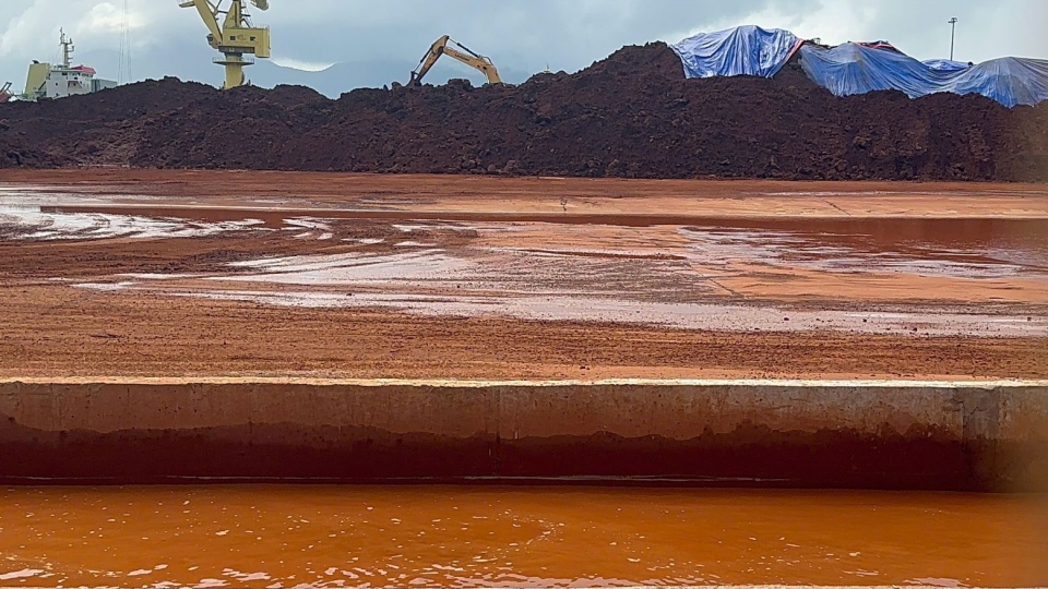 quang_bauxite_duoc_tap_ket_tai_ben_so_3_thuoc_cang_chan_may_cua_cong_ty_tnhh_mtv_hao_hung_hue.jpg