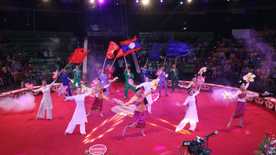 rs-chuong_trinh_bieu_dien_xiec_viet_nam_-_lao_gop_phan_to_tham_tinh_huu_nghi_giua_hai_quoc_gia.jpg
