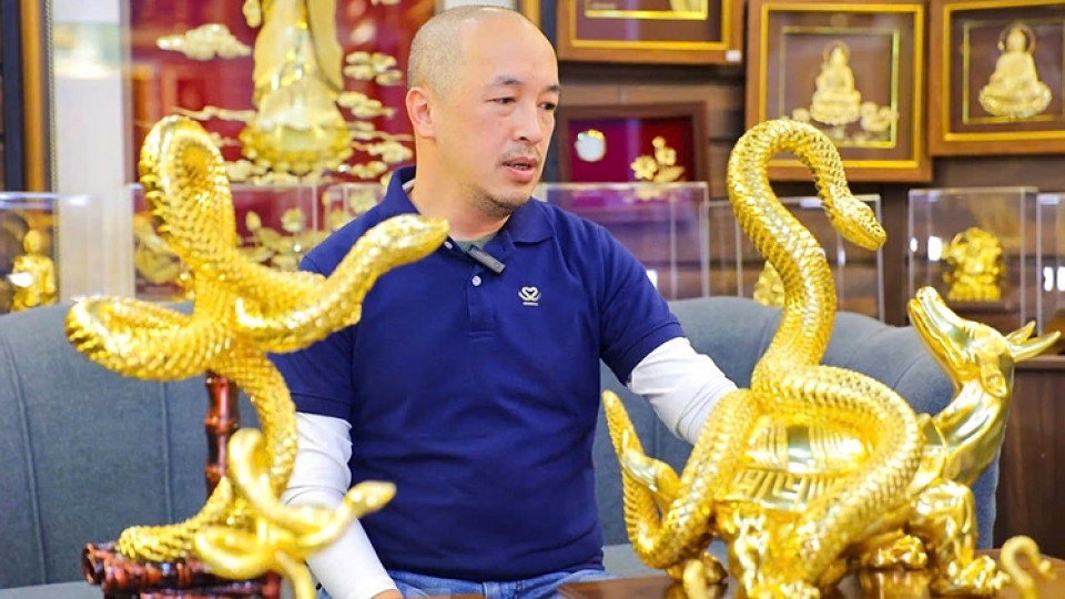 24k gold-plated snake figurines among favourite Tet gifts