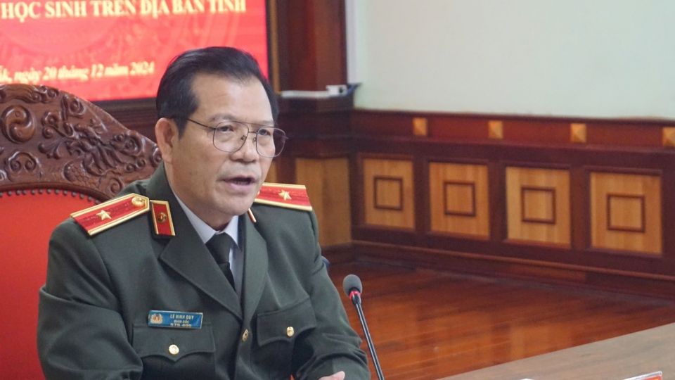 thieu_tuong_le_vinh_quy_giam_doc_cong_an_tinh_dak_lak_mong_muon_cong_an_tinh_nha_truong_va_phu_huynh_can_phoi_hop_chat_che_hon_de_kip_thoi_ngan_chan_con_em_mua_hoa_chat_ve_che_tao_phao_no._.jpg