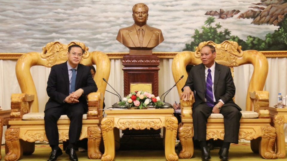 thu_truong_bo_cong_an_viet_nam_nguyen_van_long_chao_xa_giao_pho_thu_tuong_bo_truong_bo_cong_an_lao_vilay_lakhamfong.jpg