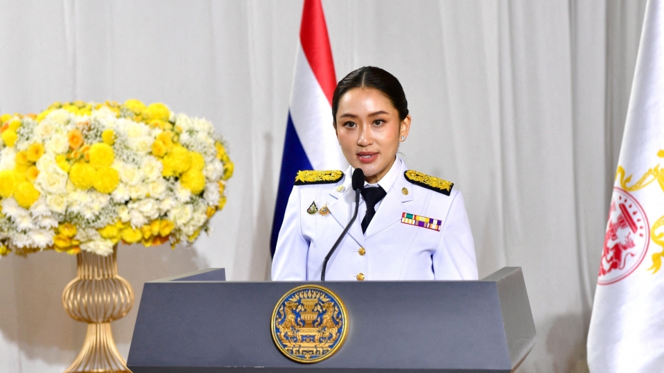 thu_tuong_paetongtarn_shinawatra_va_cac_thanh_vien_noi_cac_da_tuyen_the_nham_chuc_truoc_nha_vua_thai_lan_tai_cung_dien_dusit_bangkok_vao_ngay_6_9_2024._anh_reuters.jpg