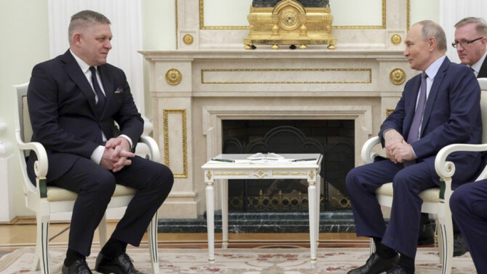 tong_thong_nga_vladimir_putin_ben_phai_va_thu_tuong_slovakia_robert_fico_trong_cuoc_gap_tai_dien_kremlin_o_moscow_nga_ngay_22_thang_12_nam_2024_anh_ap_20241223053420.jpg