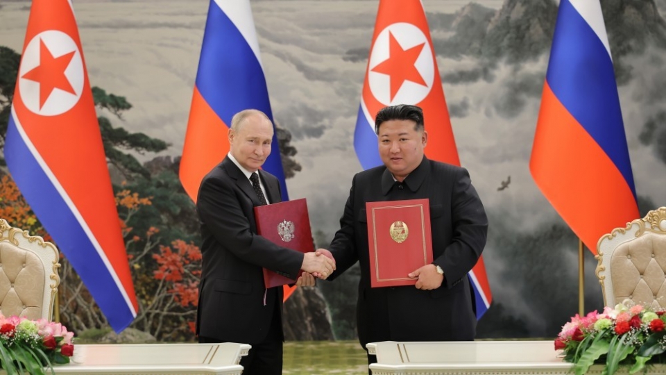 tong_thong_nga_vladimir_putin_va_nha_lanh_dao_trieu_tien_kim_jong_un_ky_hiep_uoc_doi_tac_chien_luoc_toan_dien_giua_hai_nuoc_ngay_19_6_2024_tai_binh_nhuong._nguon_kcna.jpg