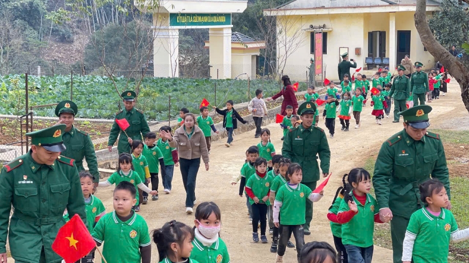 trai_nghiem_be_lam_chu_bo_doi_bien_phong_tai_don_bien_phong_chieng_son.jpeg