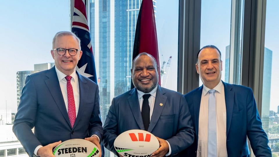 tu_trai_sang_thu_tuong_australia_anthony_albanese_thu_tuong_papua_new_guinea_james_marape_chu_tich_lien_doan_bong_bau_duc_australia_peter_vlandys_nguon_fb_20241212165010.jpg