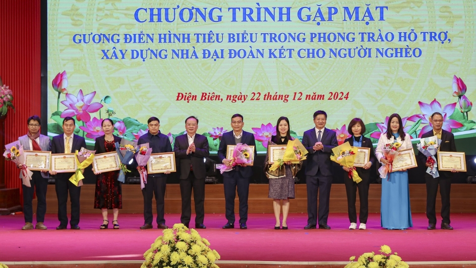 ubnd_tinh_dien_bien_tang_bang_khen_cho_cac_tap_the_va_ca_nhan_co_thanh_tich_xuat_sac_trong_phong_trao_ho_tro_xay_dung_nha_dai_doan_ket_cho_ho_ngheo_nam_2024_tren_dia_ban_tinh.jpg