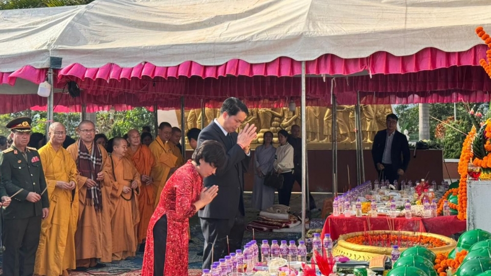 viet kieu Lao cau sieu liet si quan doi Viet Nam va Lao -vov.jpeg