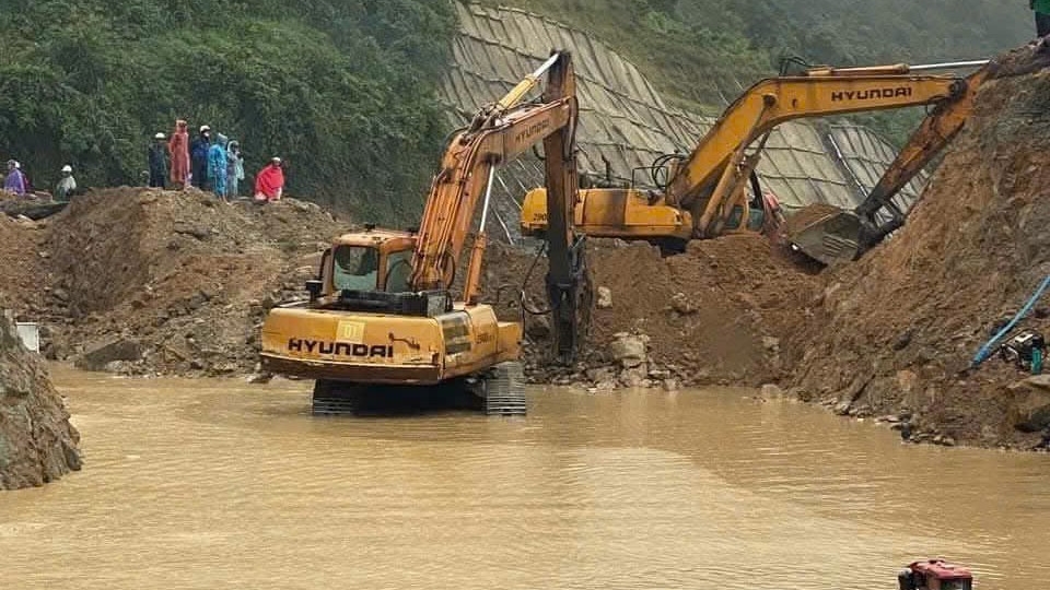 Sạt lở khu vực đang thi công ở đèo An Khê, ách tắc nhiều giờ