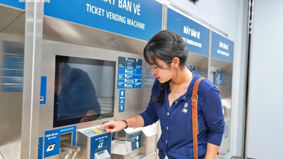 Giới trẻ thi nhau "check-in" tàu Metro số 1 trước ngày chạy thương mại