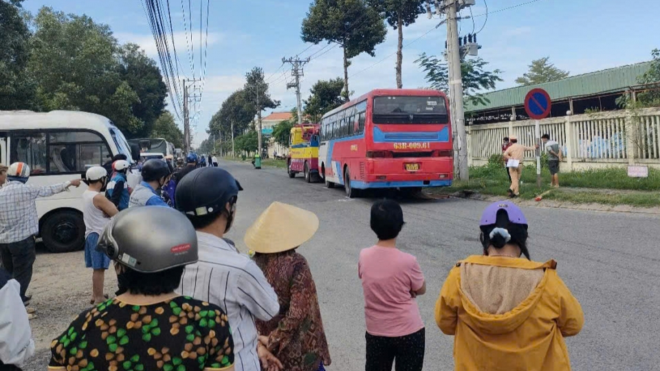 Ô tô chở công nhân gây tai nạn làm nữ công nhân tử vong ở Tiền Giang