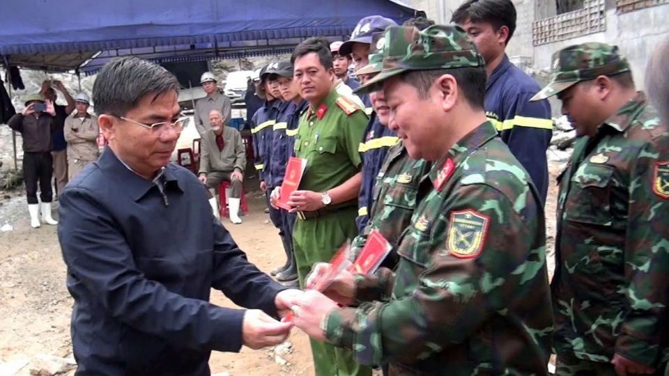 Ông A Phương, Phó Bí thư Thường trực Huyện uỷ Đăk Glei trao thưởng lực lượng tham gia cứu hộ, cứu nạn..jpg