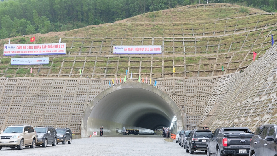 Đến nay, hầm số 1 và hầm số 2 đã hoàn thành phần xây dựng cả 2 ống hầm.jpg
