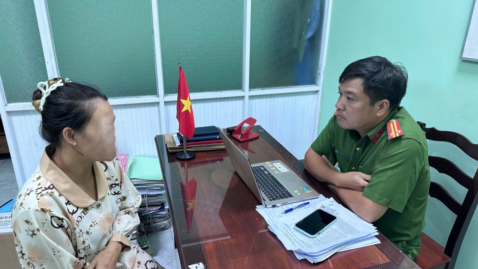 Ảnh 2 - Lấy lời khai Nguyễn Thùy Trang.jpg