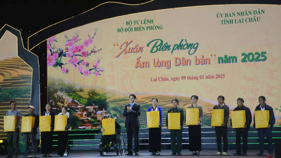 09-01_chu_tich_nuoc_tang_qua_cho_cac_gia_dinh_chinh_sach_lai_chau.jpg
