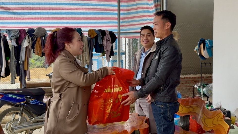 10-1_tang_qua_tet_cho_nguoi_dan_xa_tong_co_huyen_thuan_chau_son_la.jpg