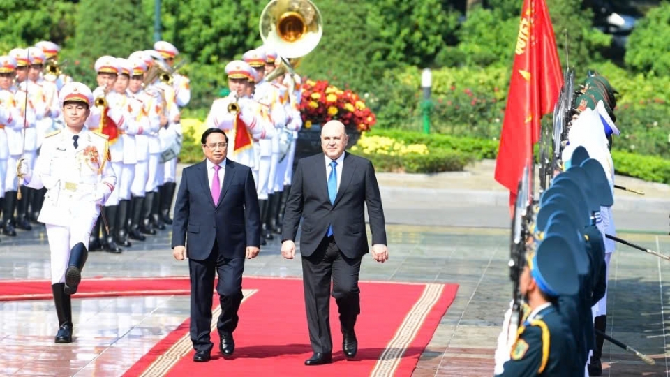 Russian PM Mishustin warmly welcomed in Hanoi on official visit