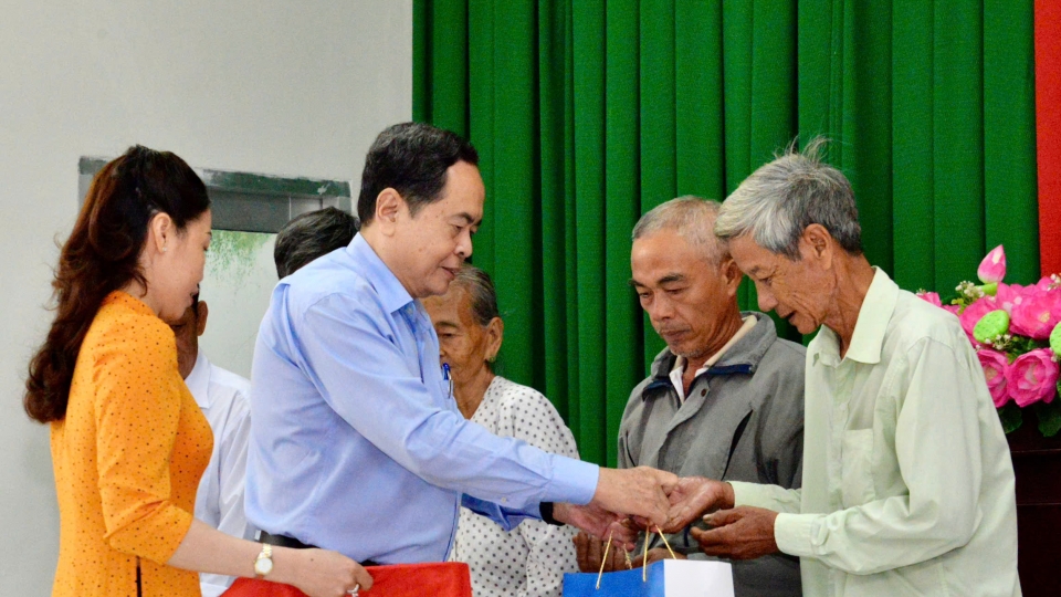 12-1_ctqh_tang_qua_chau_thanh_a_1.jpg