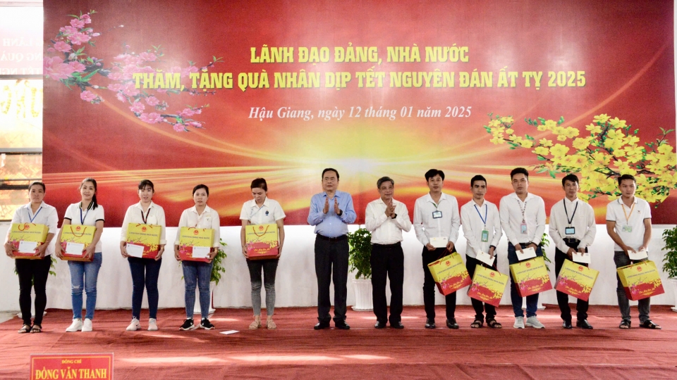 12-1_ctqh_trao_qua_cong_nhan_2.jpg