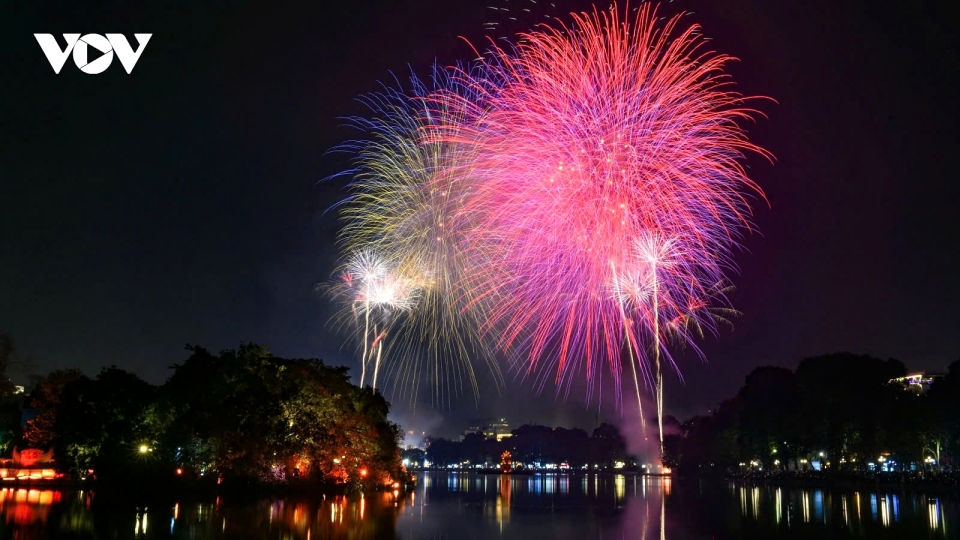 Dazzling fireworks light up night skies as Vietnam ushers in New Year 2025