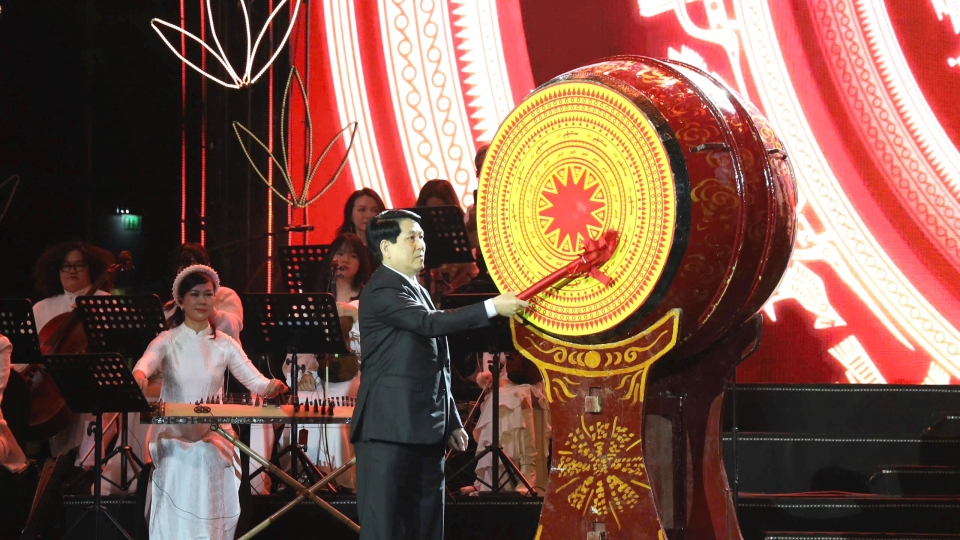 19-01_chu_tich_nuoc_luong_cuong_danh_trong_khai_xuan_tai_chuong_trinh_xuan_que_huong_2025.jpg