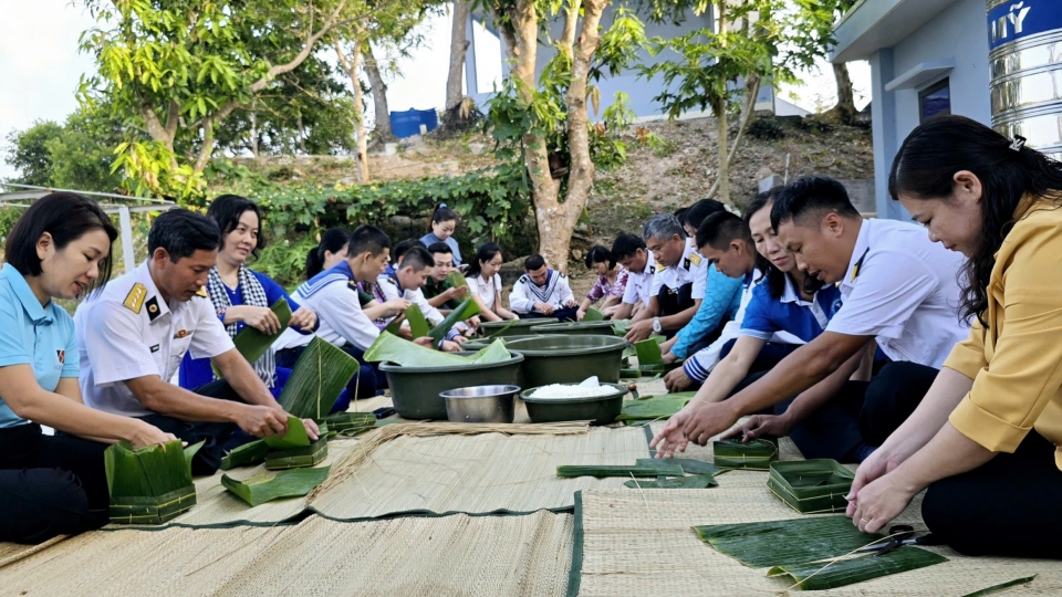 Cùng bộ đội ở vùng biển đảo Tây Nam gói bánh chưng đón Tết