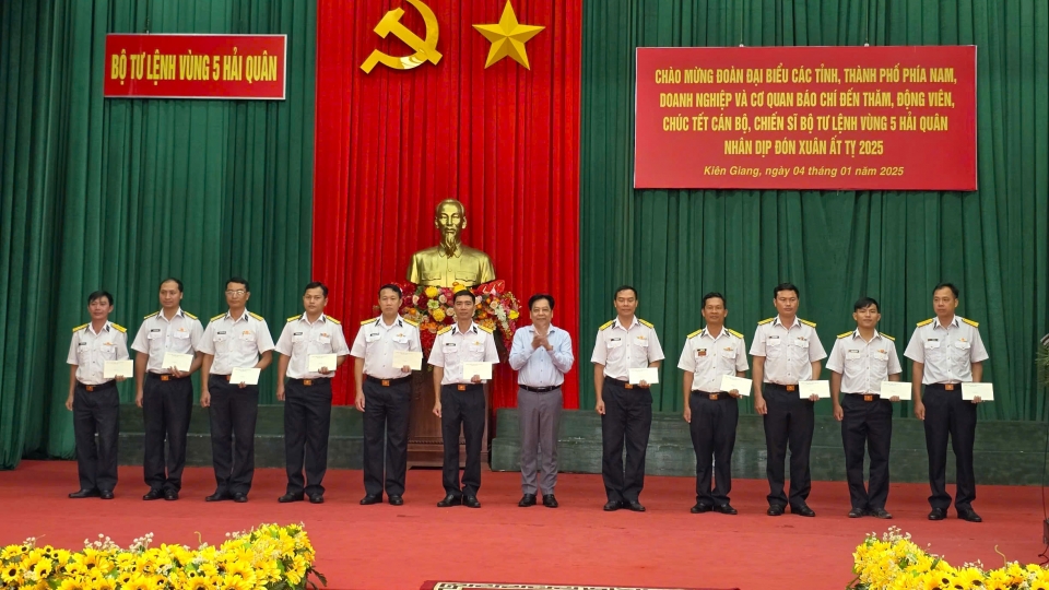 2_dai_dien_cac_don_vi_thuoc_vung_5_hai_quan_o_dao_phu_quoc_nhan_qua_tu_doan_chuc_tet.jpg