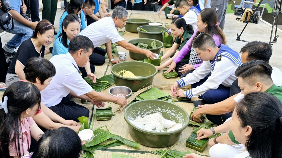 2_quan_va_dan_sum_vay_goi_banh_day_nghia_tinh.jpg
