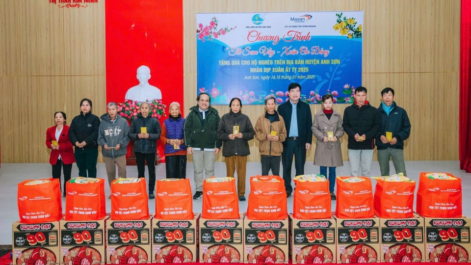 5.000_phan_qua_la_cac_thuc_pham_thiet_yeu_cung_ho_tro_tien_mat_cho_ba_con_vung_co_hoan_canh_kho_khan_tai_nghe_an.jpg