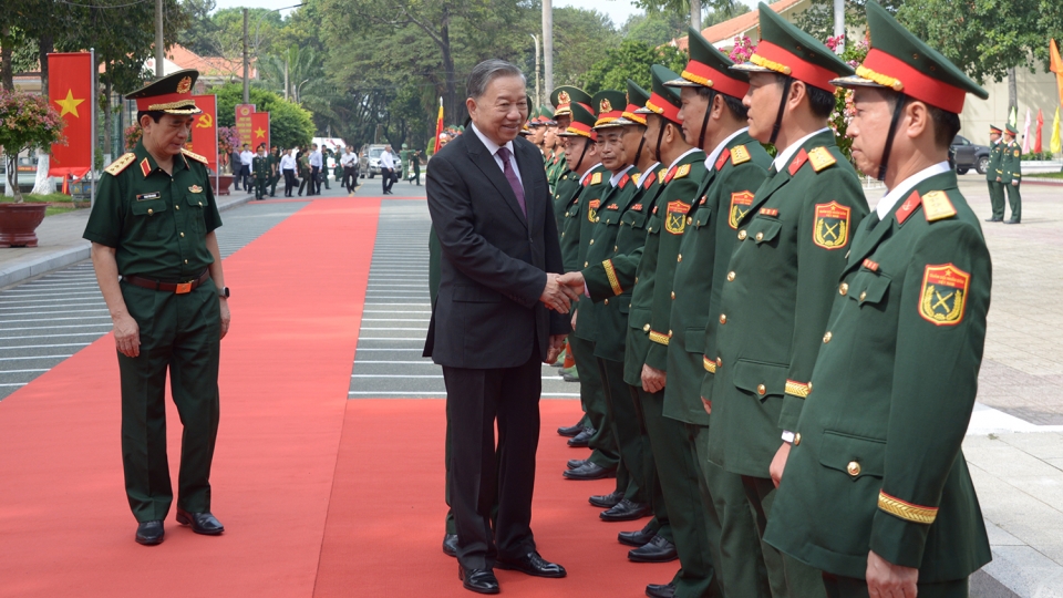 5.1 tong bi thu lam viec voi BCHQS tinh Binh Duong.jpg