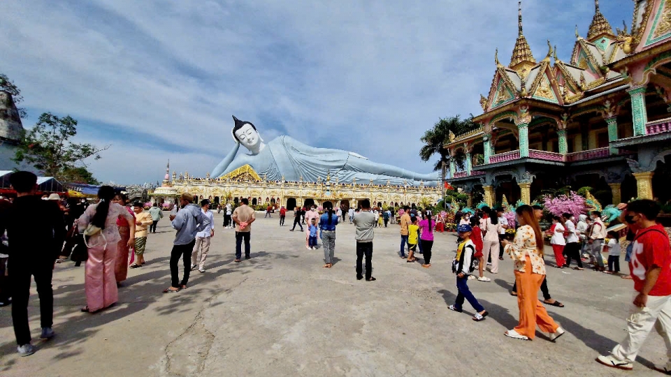 8._chua_la_noi_sinh_hoat_van_hoa_tin_nguong_cua_ba_con_dong_bao_khmer_dong_thoi_la_diem_den_khong_the_bo_qua_cua_du_khach_trong_hanh_trinh_kham_pha_vung_dat_soc_trang.jpg