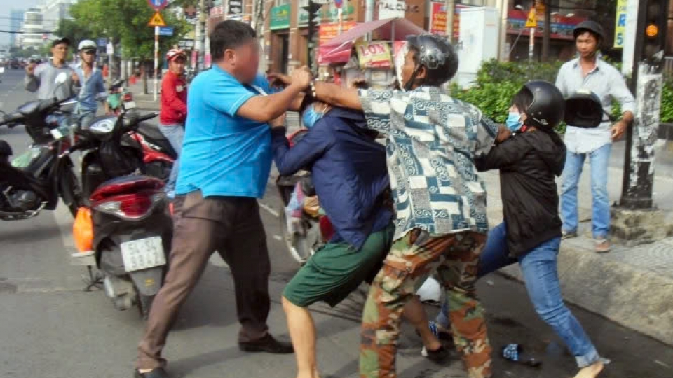 Au da khi tham gia giao thong.jpg
