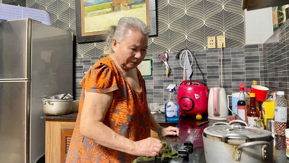 Bà Sáu dọn dẹp nhà cho chủ nhà.jpg