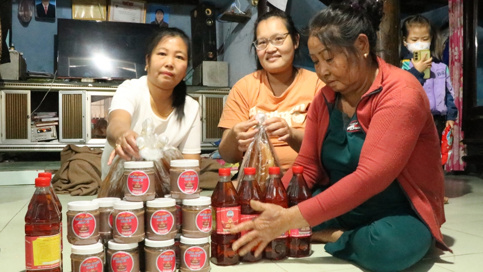 Bà con làng mắm Nam Ô chuẩn bị hàng bán Tết.jpg