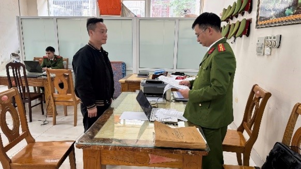 Cơ quan điều tra thi hành lệnh bắt đối với Lê Đức Kiên(Ảnh Cơ quan CA cung cấp).jpg