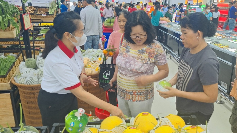 Khách hàng đang mua hàng ở SATRA trong ngày khai trương ở Trung tâm thương mại SATRA Võ Văn kiệt.jpg