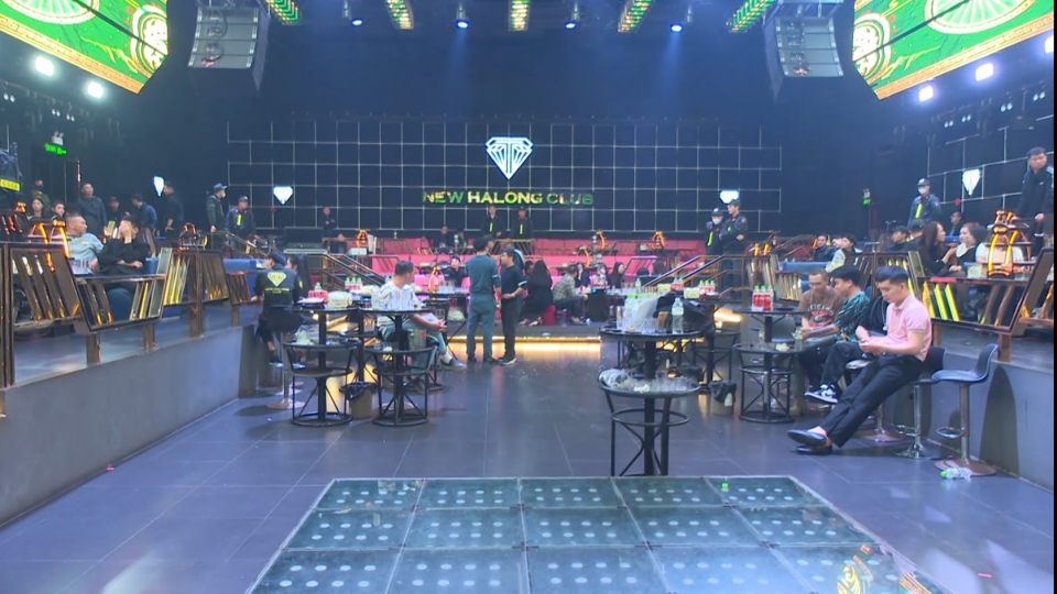 Lực lượng chức năng kiểm tra vũ trường New Hạ Long Club.jpg