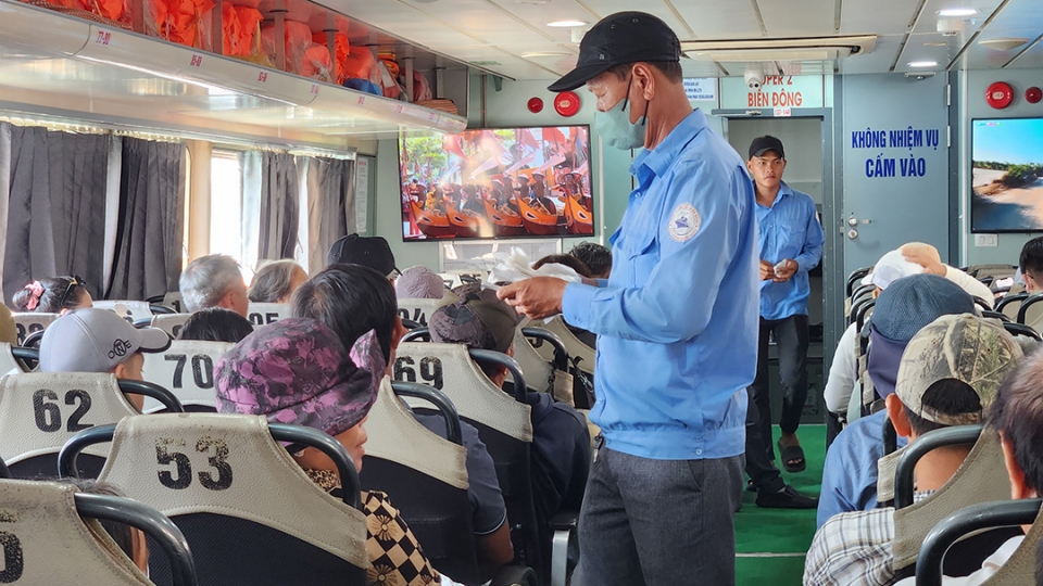 Nếu thời tiết xấu thì tàu cảnh sát biển 2 sẽ hỗ trợ vận chuyển người dân về Lý Sơn ăn Tết.jpg