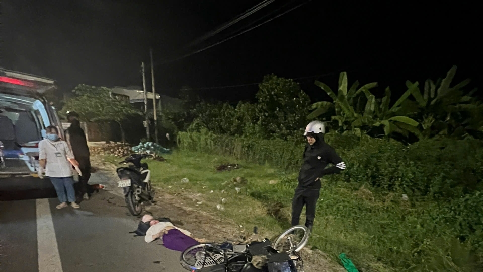 Người bị tai nạn giao thông trong đêm tối được  2 nhân viên của bệnh viện Đa khoa khu vực Cai Lậy phát hiện và đưa đến bệnh viện điều trị kịp thời..jpg