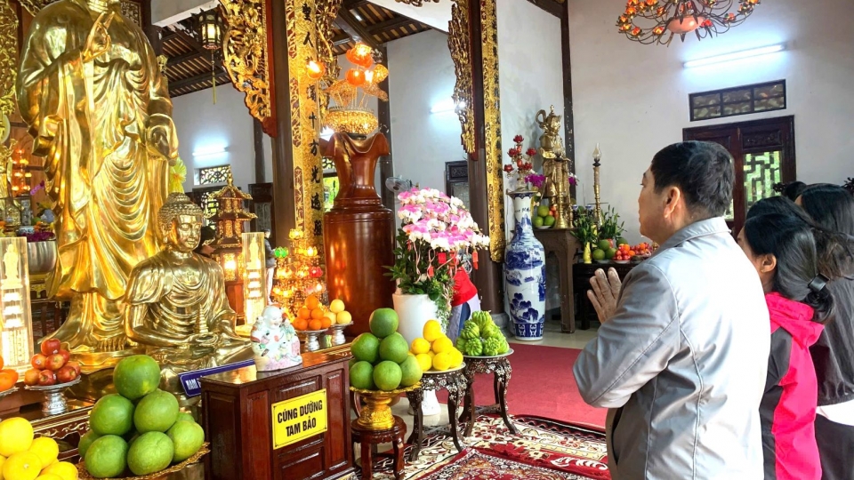 Người dân Huế đến chùa lễ Phật ngày mồng 1 Tết Nguyên đán Ất Tỵ.jpg