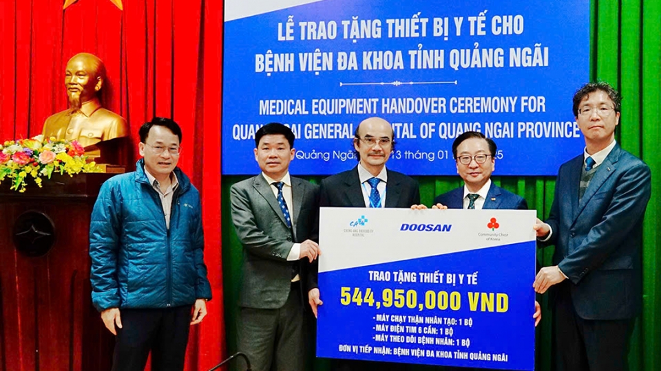 Tặng các thiết bị y tế cho Bệnh viện Đa khoa tỉnh Quảng Ngãi.jpg