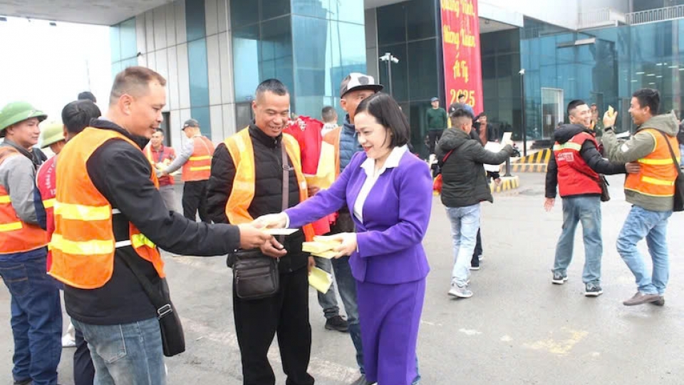 The leaders of Mong Cai city present lucky money to businesses at Bac Luan II border gate.jpg