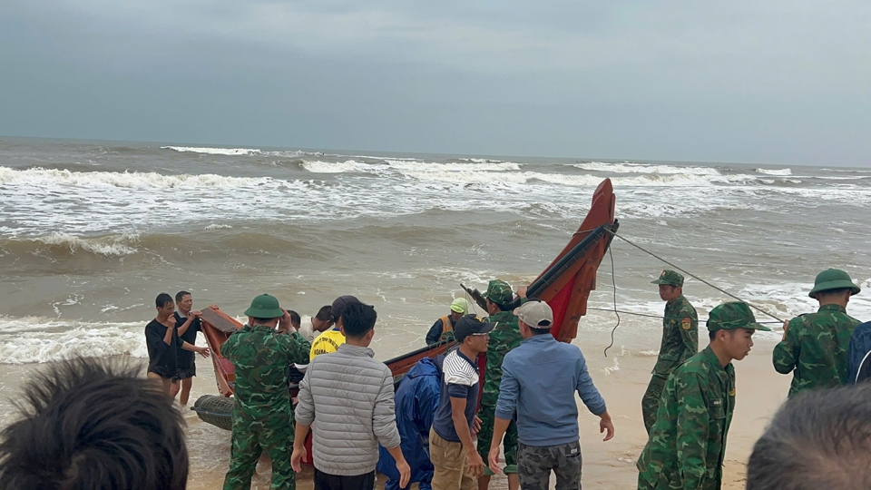 Thyền và 3 ngư dân được kéo vào bờ an toàn.jpg