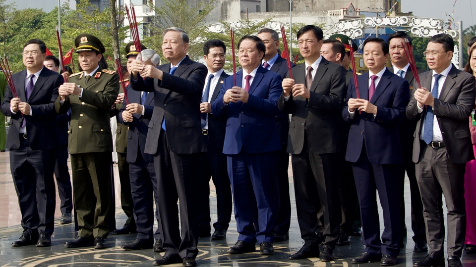 Tong bi thu To Lam dang huong tong bi thu truong chinh.jpg