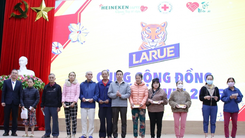 Trao quà tặng hộ nghèo.jpg